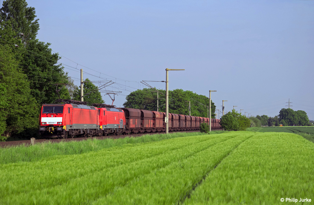 189 044-1 und 189 045-8 mit dem GM 48722 (Dillingen Hochofen - Rotterdam Maasvlakte Oost) am 04.05.2014 bei Brühl-Schwadorf.