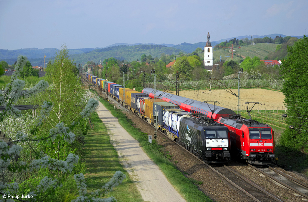 189 991-3 mit Kisten gen Süden am 12.04.2014 bei Denzlingen.