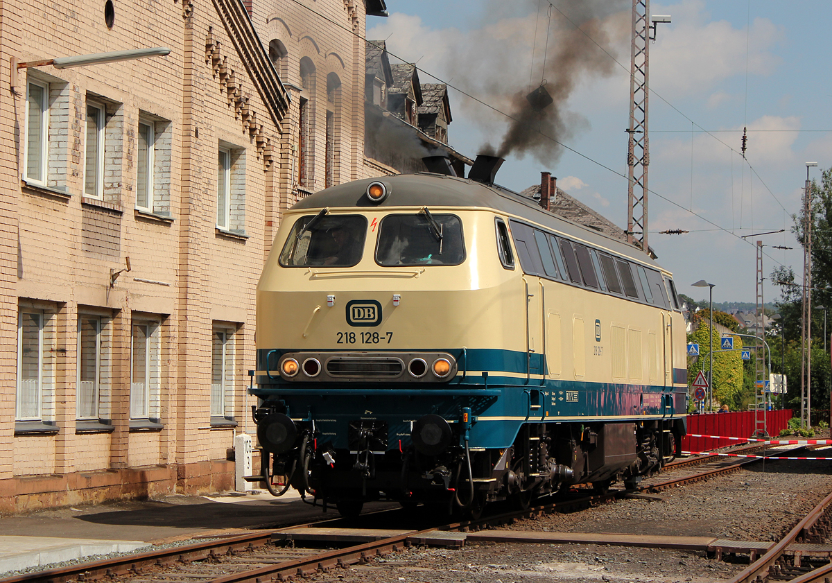 218 128-7 (Bj.1972 / Krupp / mit TB10 )  in ihrem Element beim Lokschuppenfest in Siegen am 17.08.2013
