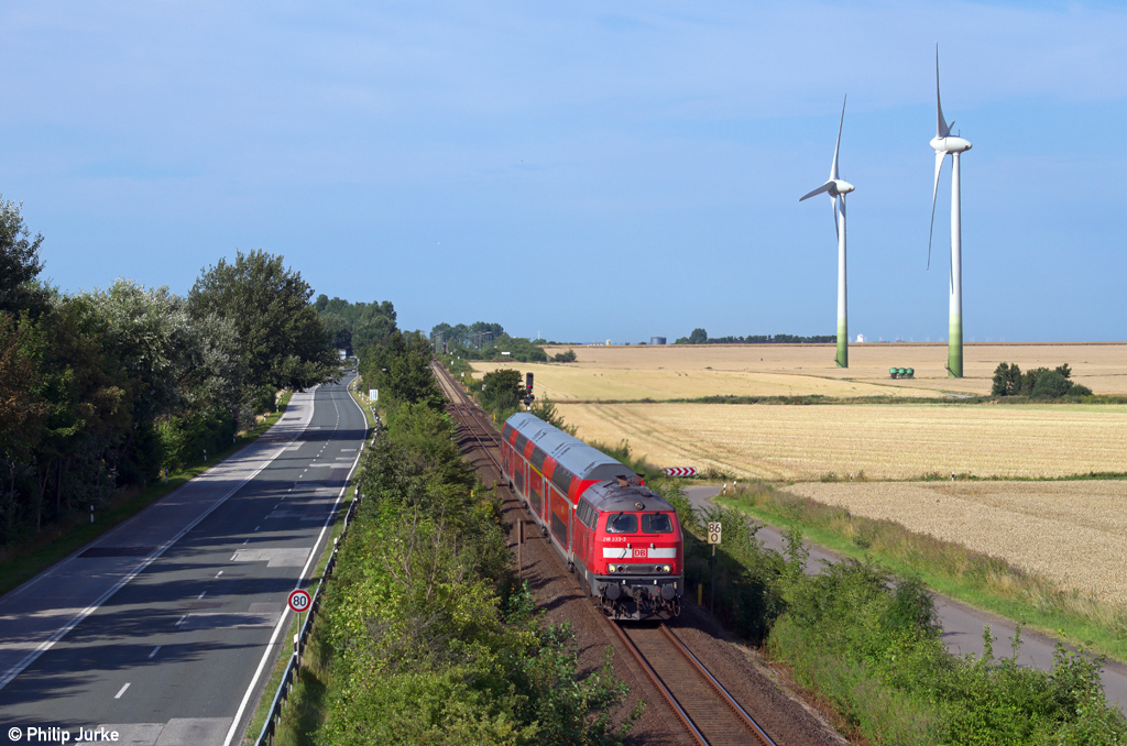 218 333-3 mit dem RE 21451 von Puttgarden nach Hamburg am 03.08.2013 bei Puttgarden.