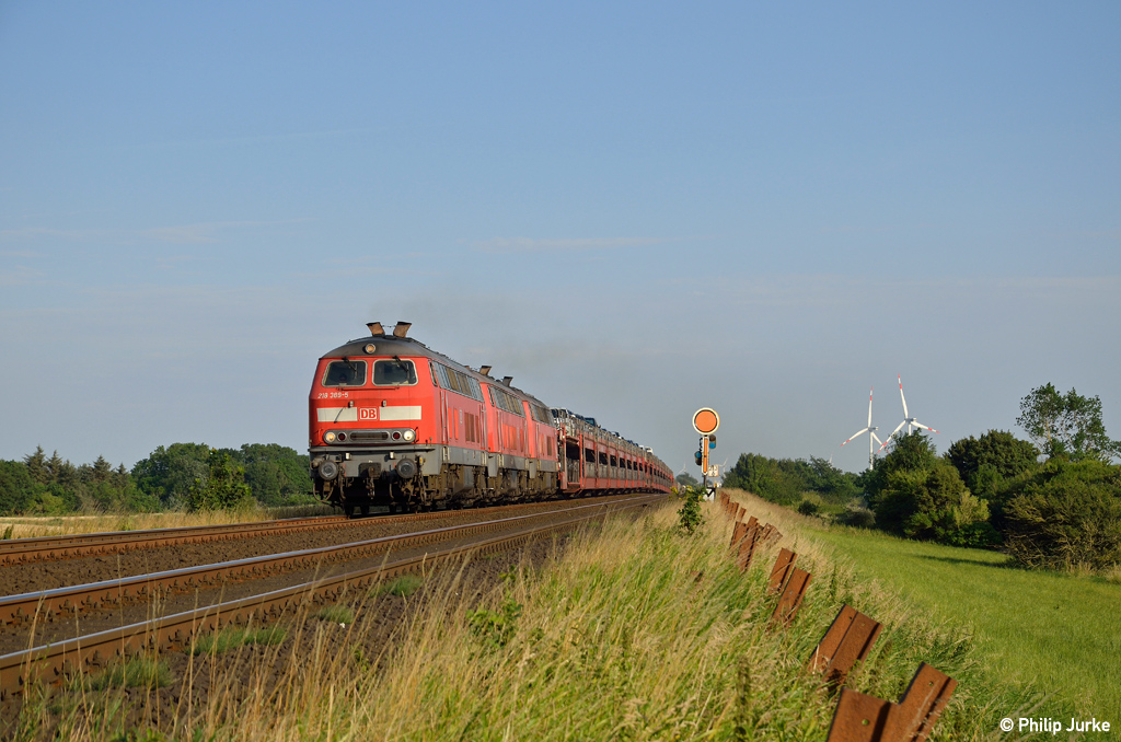218 389-5, 218 364-8 und 218 311-9 mit dem AS 1454 (Niebüll - Westerland) am 25.07.2014 am BÜ Dreieckskoog bei Klanxbüll.
