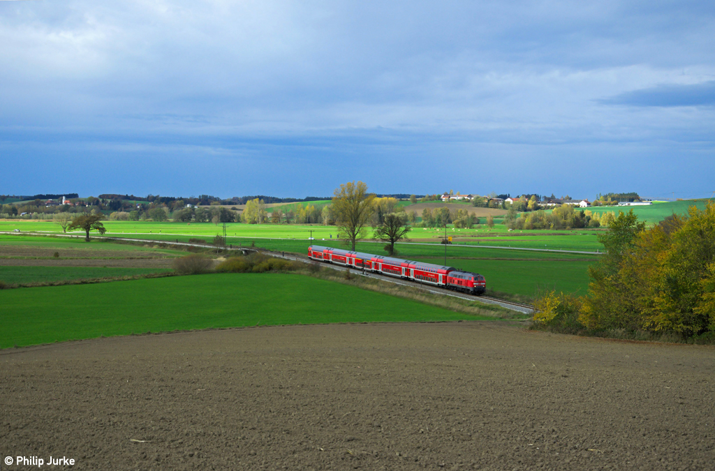218 400-0 mit der RB 27039 von Mnchen nach Mhldorf am 27.10.2013 bei Rattenkirchen.
