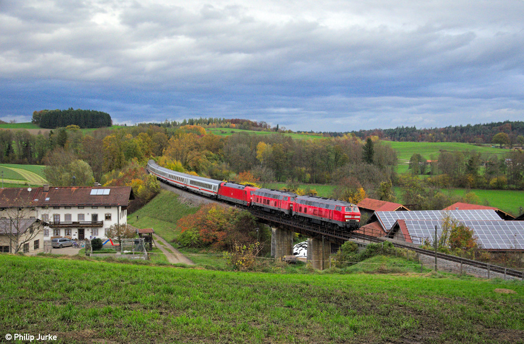 218 426-5, 218 402-6 und 101 053-7 mit dem EC 115 von Mnster nach Klagenfurt am 27.10.2013 bei Salling.