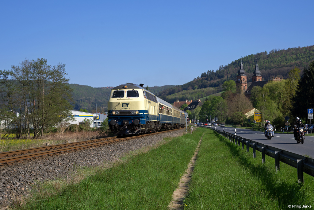 218 460-4 und 212 372-7 mit dem RE 23479 (Amorbach - Wertheim) am 30.04.2017 zwischen Amorbach - Weilbach.
