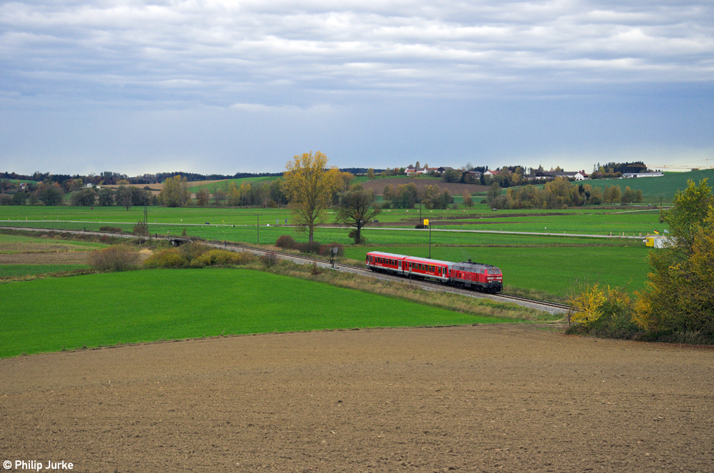 218 463-8 schleppt einen defekten 628 gen Mhldorf am 27.10.2013 bei Rattenkirchen.
