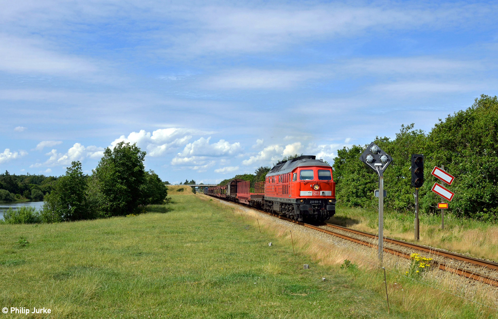 233 511-5 mit dem EZ 47413 (Fredericia - Maschen Rbf) am 24.07.2015 zwischen Gredstedbro und Ribe.
