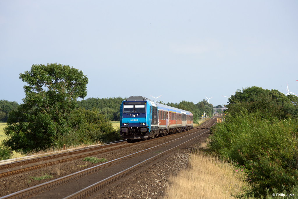 245 213-4 mit dem RE 11072 (Niebüll - Westerland(Sylt)) am 07.07.2017 in Klanxbüll am ehemaligen BÜ Dreieckskoog.
