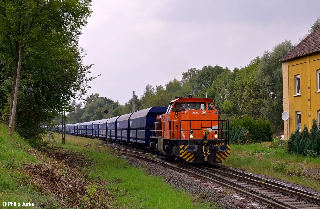 275 804-3 mit Leerwagen für Rheinkalk am 07.09.2014 am alten Bahnhof in Wülfrath-Flandersbach.
