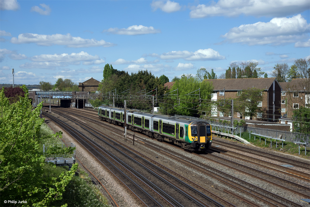 350 102 als 1U30 12.02 (Crewe - London Euston) am 18.04.2017 zwischen Kenton und South Kenton.
