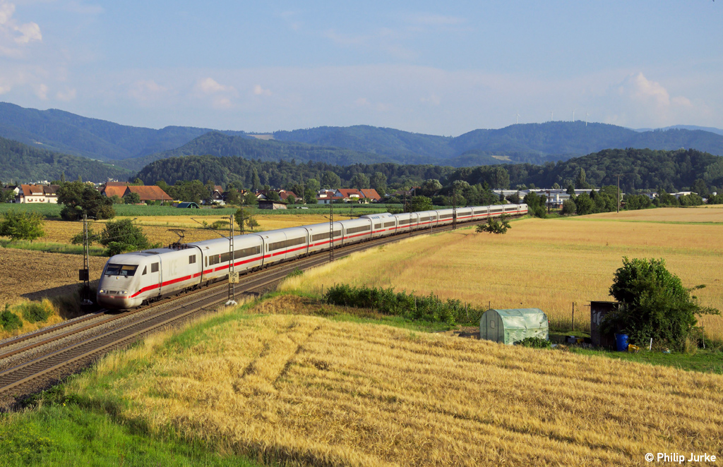 401 018-7 als ICE 1172 von Zrich nach Hamburg-Altona am 20.07.2013 bei Kollmarsreute.
