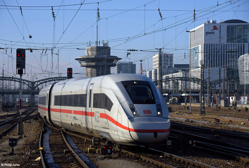 412 005-8 als ICE 786 (München Hbf - Hamburg-Altona) am 30.12.2016 bei der Bereitstellung in München Hbf.
