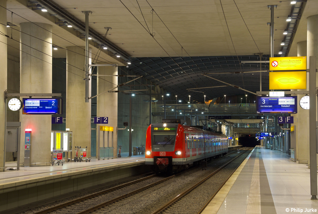 423 054-6 als S13 (Troisdorf - Sindorf) am 14.02.2014 am Köln/Bonner Flughafen.

