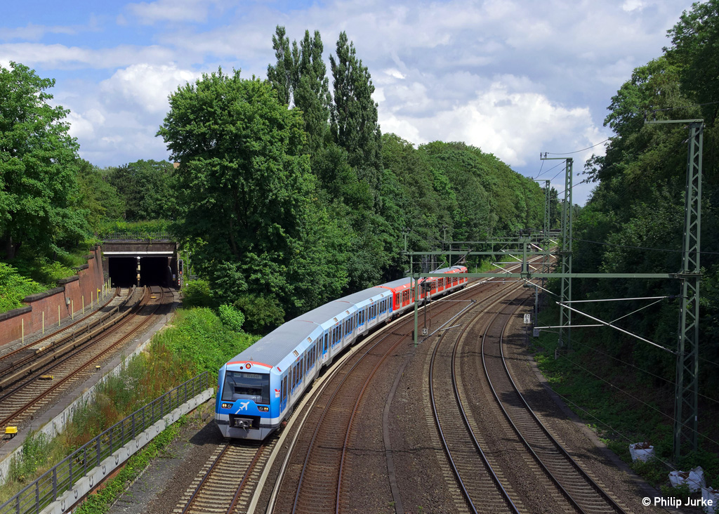 474 034-6 und 474 097-3 als S 1 (HH-Airport/Poppenbüttel - Wedel(Holst.)) am 12.07.2014 kurz vor dem Erreichen der Haltestelle Berliner Tor.
