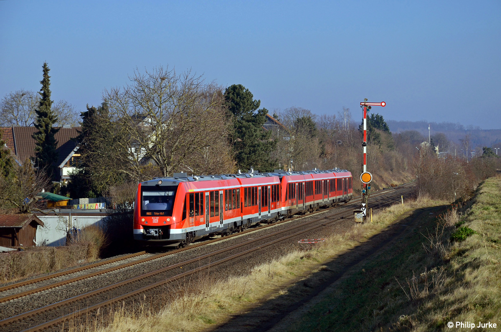 622 007-2 und 620 021-5 als RE 10183 (Köln Messe/Deutz - Trier Hbf) am 15.02.2015 bei Weilerswist.
