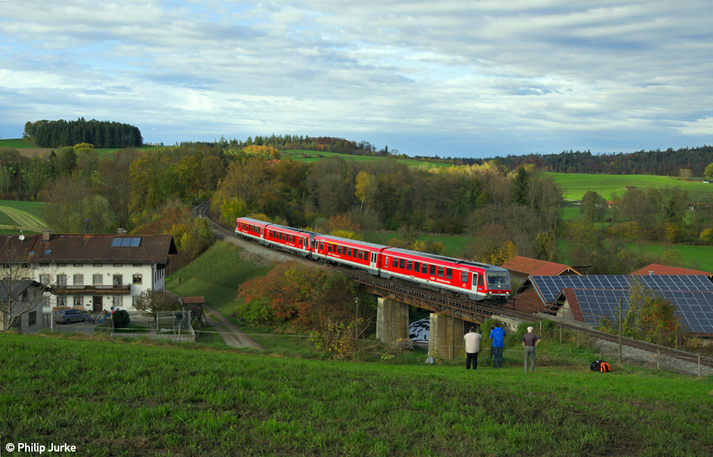628 432-6  Ried im Innkreis  und 628 580-2 als RB 27089 von Mhldorf nach Salzburg am 27.10.2013 bei Salling.
