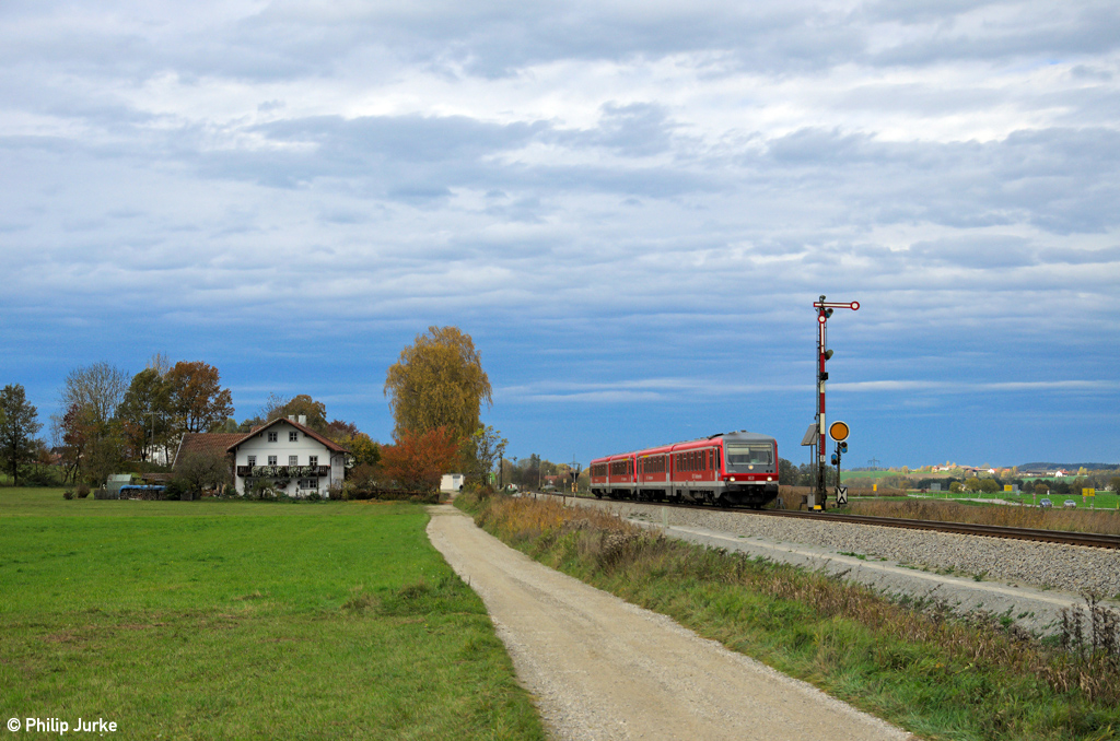 628 434-2 und 928 593-2 als RB 27035 von Mnchen nach Mhldorf am 27.10.2013 bei Weidenbach.
