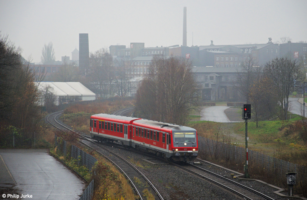 628 495-3 als RB 69828 von Solingen Hbf kommend am 14.12.2013 bei der Einfahrt in den Endbahnhof Solingen-Mitte.
