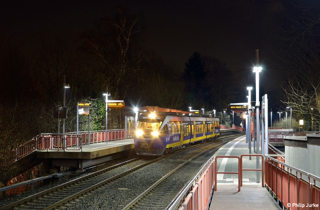 643 339-4 als S28 (Mettmann Stadtwald - Kaarster See) am 13.02.2015 beim Halt in Mettmann Zentrum.