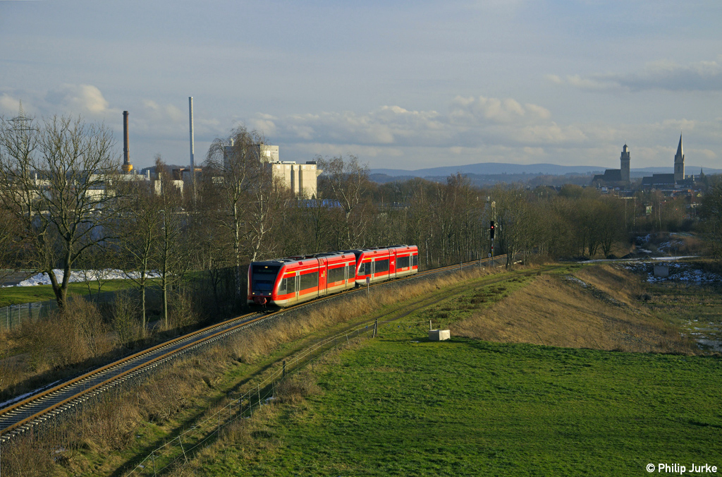 646 207-0 und 646 205-4 als RE 23019 (Kassel-Wilhelmshöhe - Willingen) am 02.02.2014 bei Korbach.
