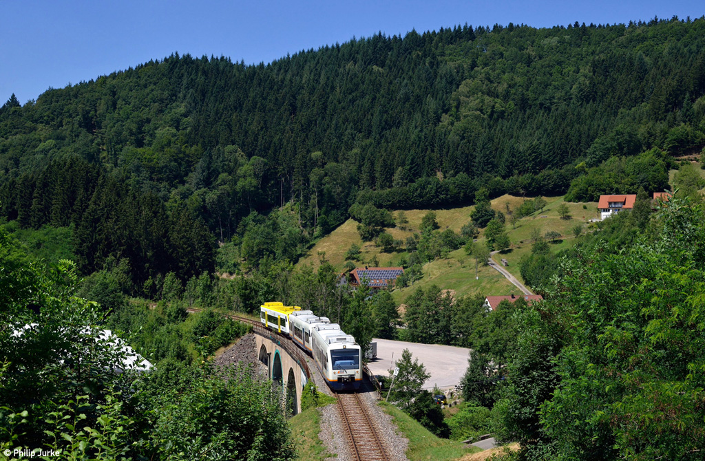 650 583-7, 650 585-2 und 650 581-1 als SWE 87386 (Offenburg Kreisschulzentrum - Bad Griesbach) am 15.07.2015 bei Bad Griesbach.
