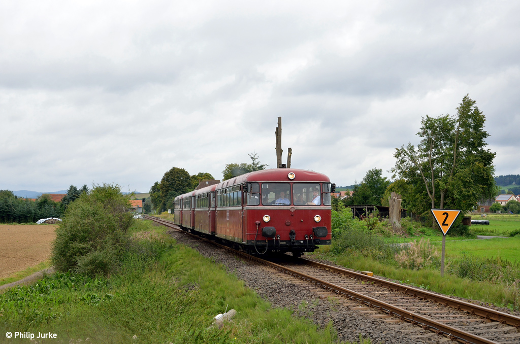 796 690-6 und 796 802-7 als DPE 20850 (Allendorf - Frankenberg(Eder)) am 13.09.2015 bei Röddenau.
