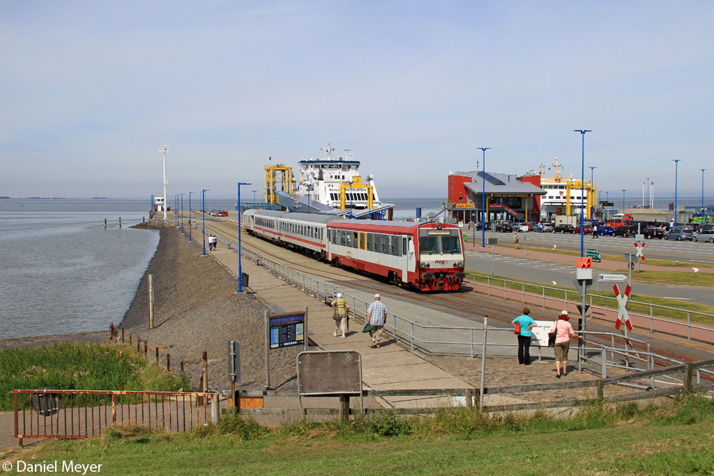Der 627 103-4 der NEG mit Kurswagen in Dagebll am 22.07.2013 