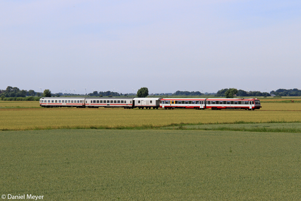 Der NEG 628 / 629 071 mit Kurswagen kurz vor Dagebll Mole am 22.07.2013 