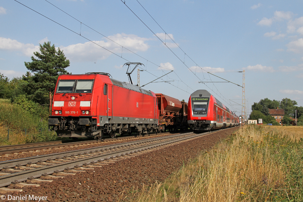 Die 185 376-1 und der RE nach Braunschweig in Vhrum am 05.08.2013 