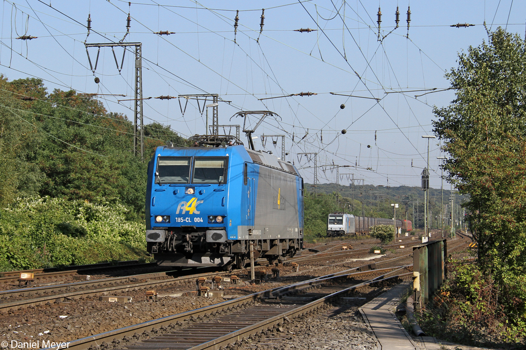 Die 185-CL 004 und 185 697-0 in Duisburg Hochfeld-Sd am 01.10.2013