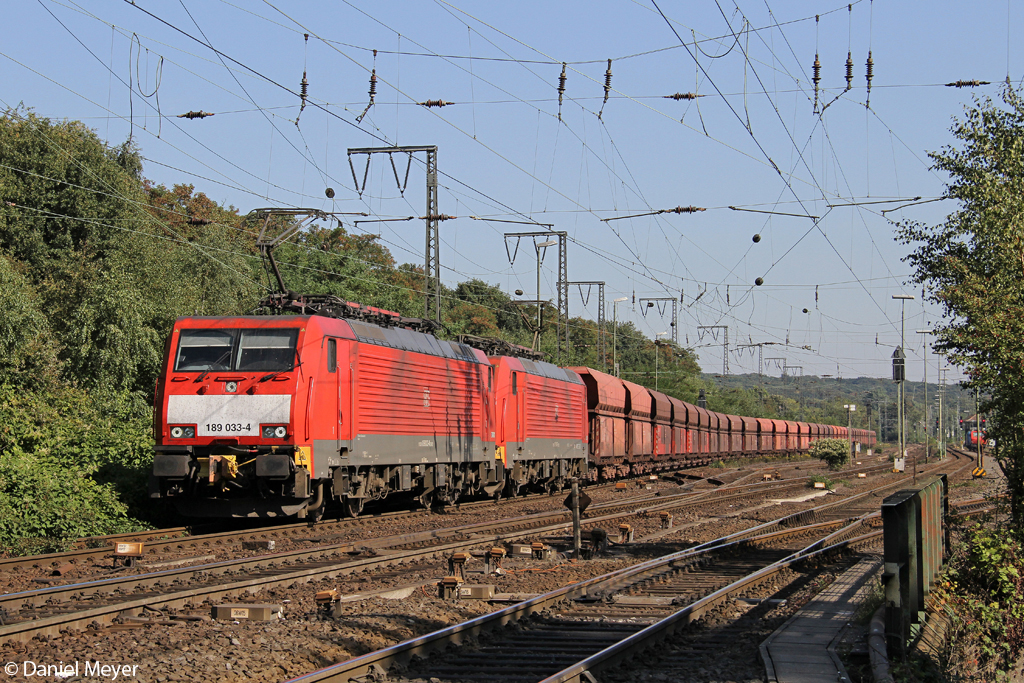 Die 189 033-4 und 189 047-4 mit dem Umgeleiteten Erzbomber in Duisburg Hochfeld-Sd am 28.09.2013
