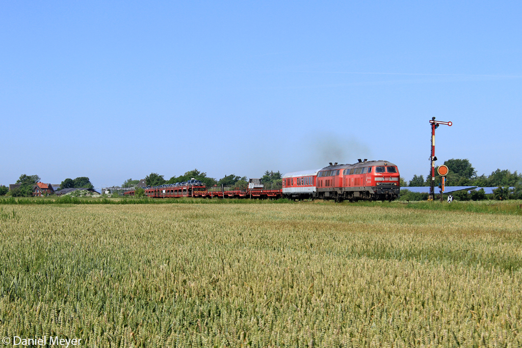 Die 218 311-9 und 218 369-7 mit dem SyltShuttle nach Niebll in Klanxbll am 21.07.2013