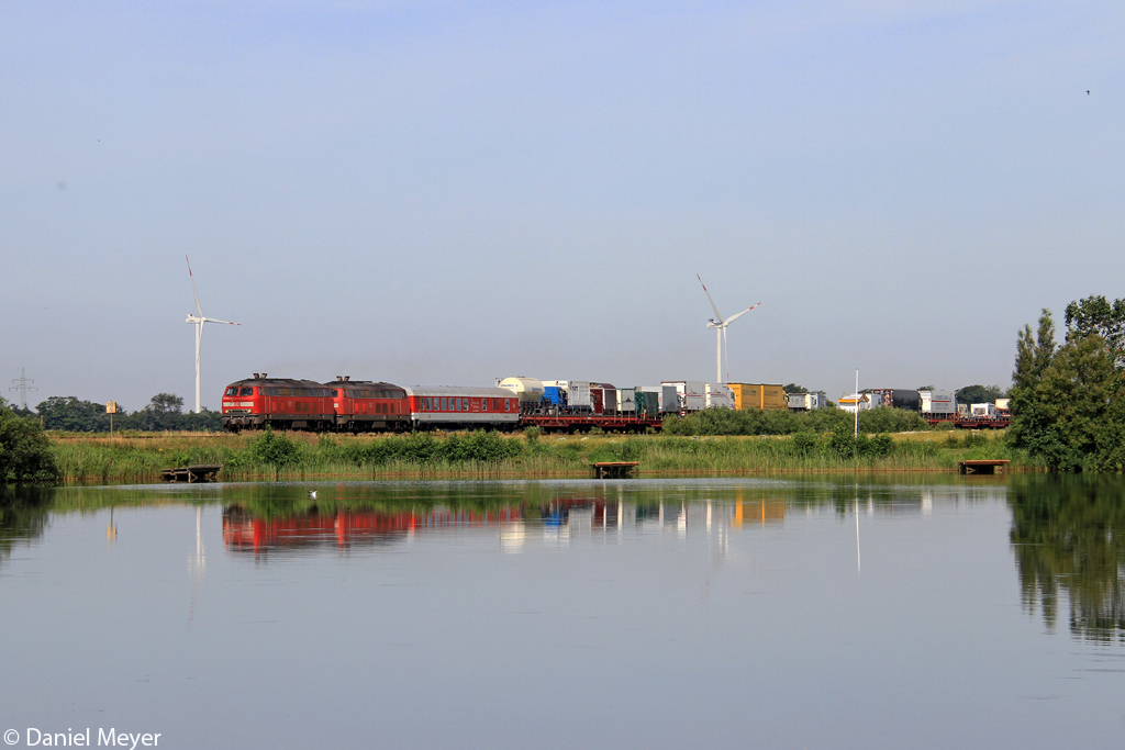 Die 218 314-3 und 218 381-2 mit dem SyltShuttle kurz vor Niebll am 22.07.2013