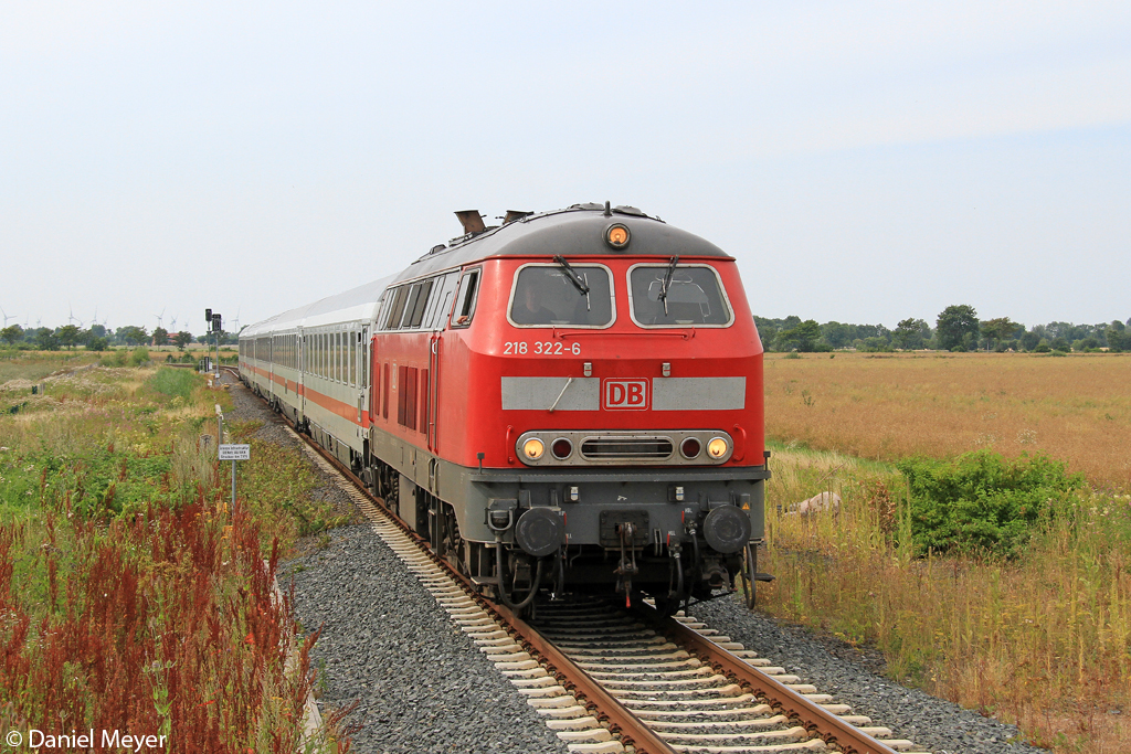 Die 218 322-6 mit dem IC nach Burg bei Burg auf Fehmarn am 27.07.2013
