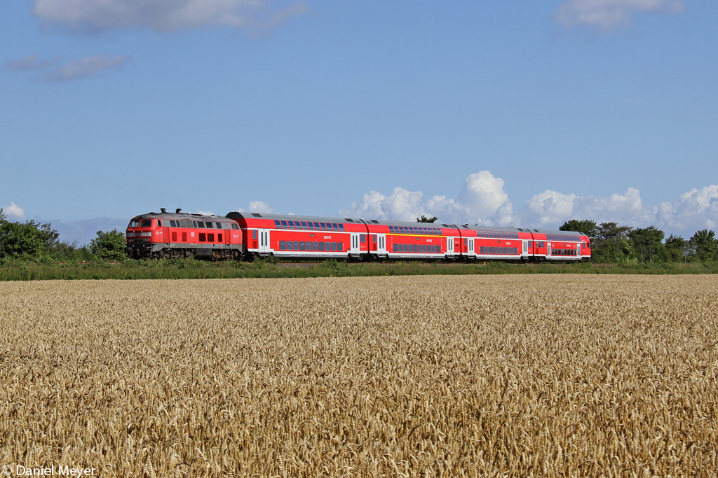 Die 218 333-3 mit dem RE von Hamburg nach Puttgarden bei Burg auf Fehmarn am 04.08.2013
