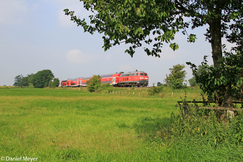 Die 218 339-0 mit dem RE von Hamburg nach Puttgarden bei Rellin am 28.07.2013