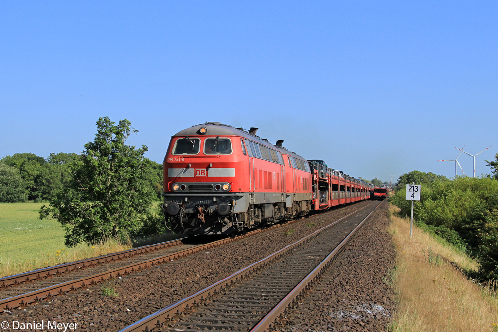 Die 218 341-6 und 218 345-7 mit dem SyltShuttle nach Westerland bei Klanxbll am 20.07.2013