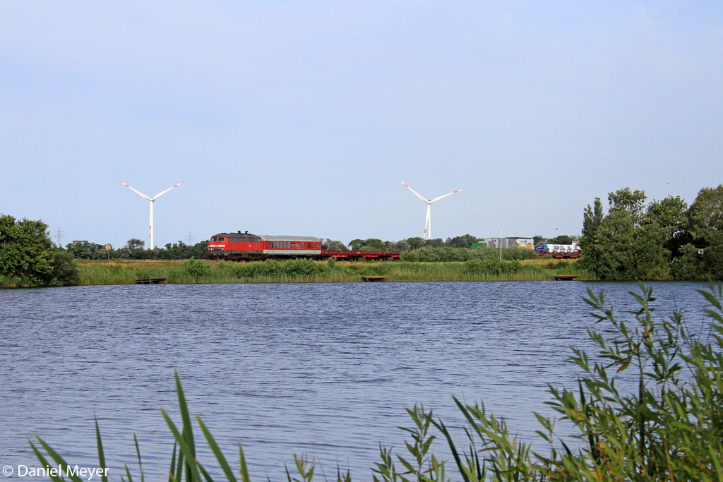 Die 218 345-7 mit dem SyltShuttle bei Niebll am 24.07.2013