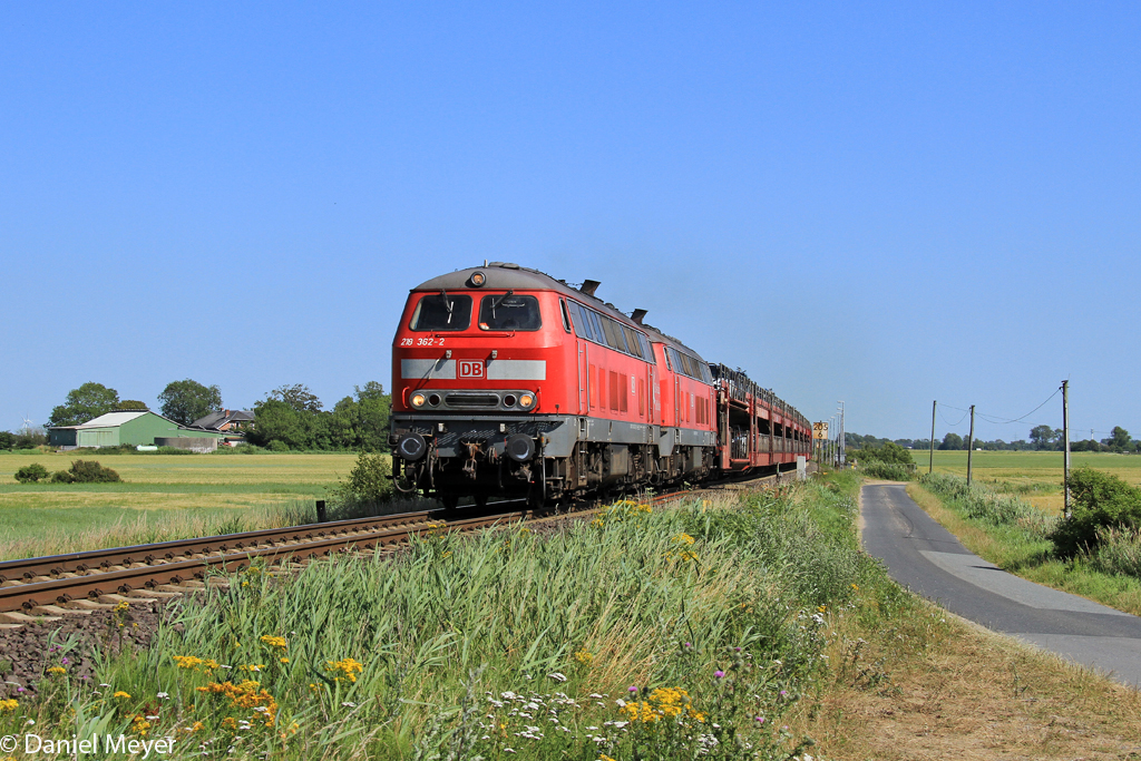Die 218 362-2 und 218 313-5 mit dem SyltShuttle nach Westerland in Lehnshallig am 20.07.2013