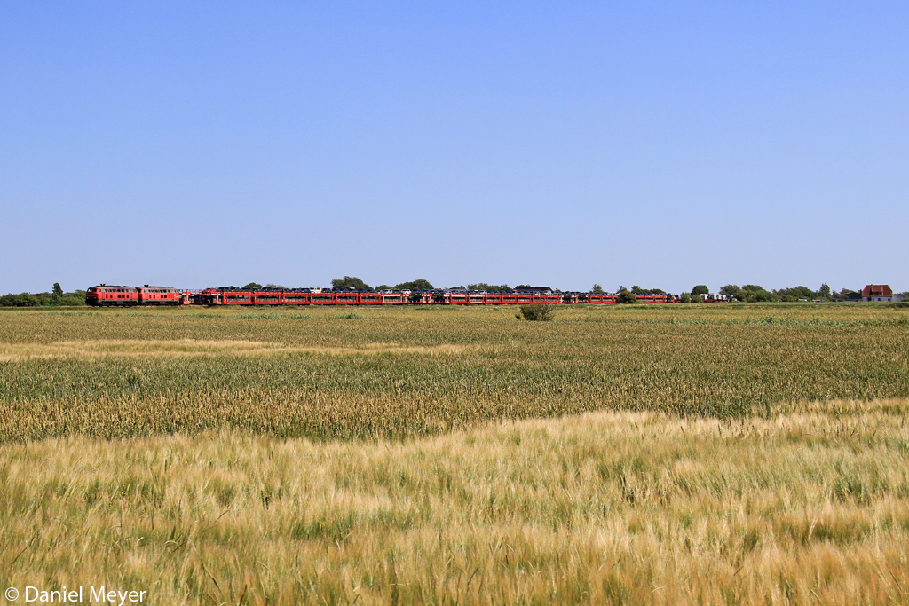 Die 218 369-7 und 218 311-9 mit dem SyltShuttle nach Westerland bei Klanxbll am 20.07.2013