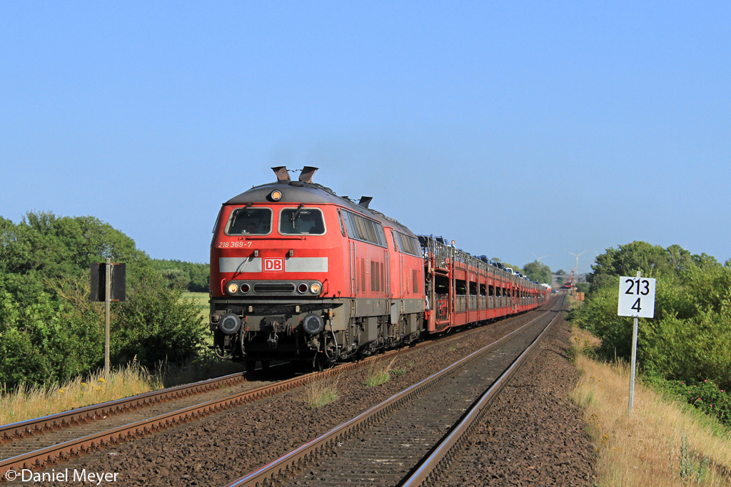 Die 218 369-7 und 218 311-9 mit dem SyltShuttle nach Westerland bei Klanxbll am 20.07.2013