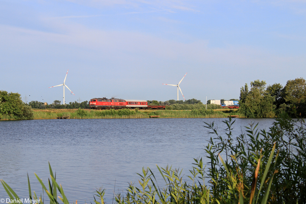 Die 218 385-3 und 218 389-5 mit dem SyltShuttle bei Niebll am 24.07.2013
