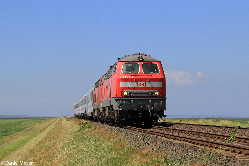 Die 218 836-5 und 218 342-4 auf dem Hindenburgdamm am 23.07.2013