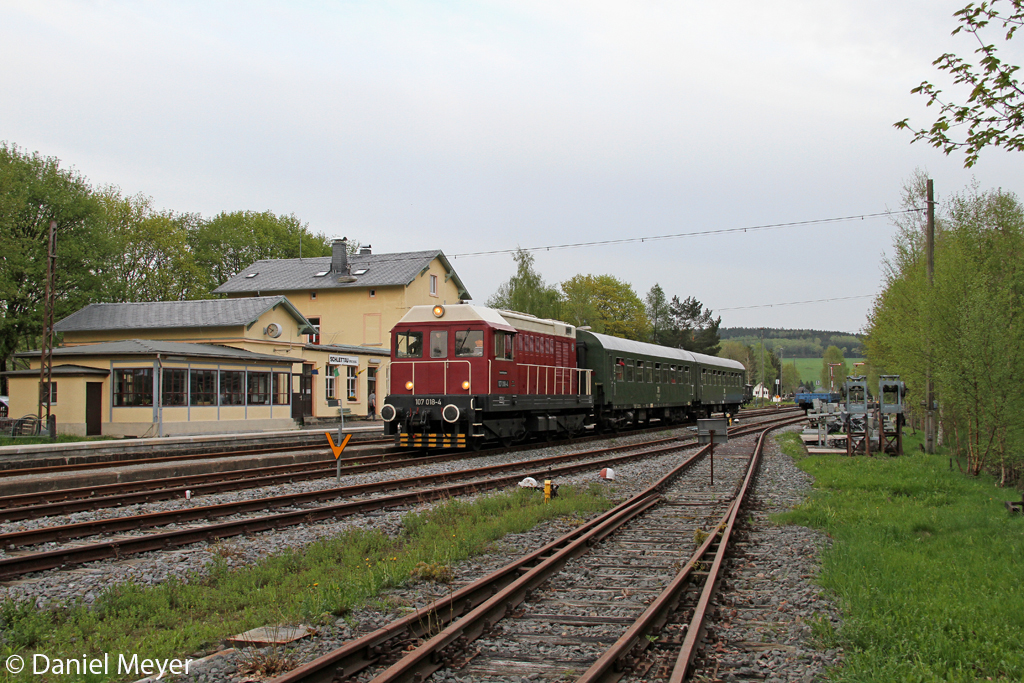 Die Railsystems 107 018-4 ( V75 018 ) mit einem Sonderzug von Annaberg-Buchholz nach Schwarzenberg (Erzg.) in Schlettau am 10.05.2013