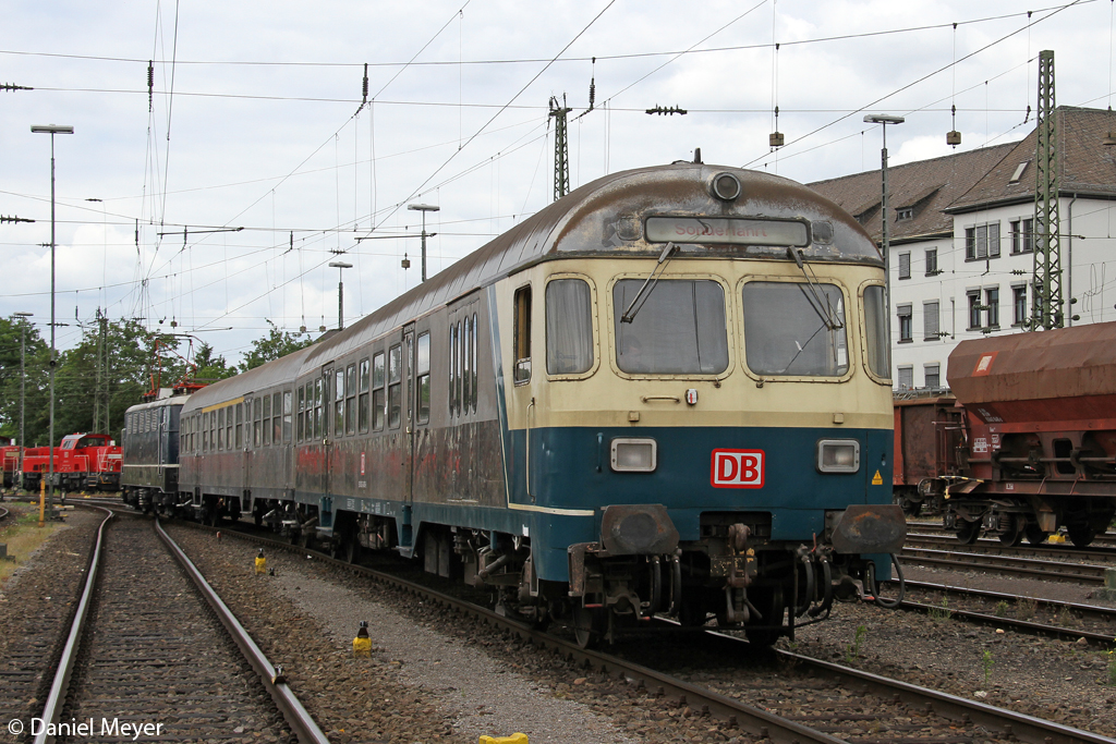 Eine kleine Regionalbahn geschoben von der E41 001 bei der Zugparade im DB Museum Koblenz Ltzel am 14.06.2014