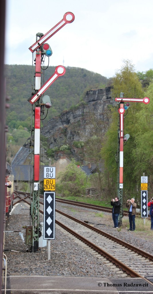 Freie Ausfahrt am 25.April 2015 aus dem Bahnhof Kreuzberg/Ahr Richtung Remagen an der linksrheinischen Strecke.