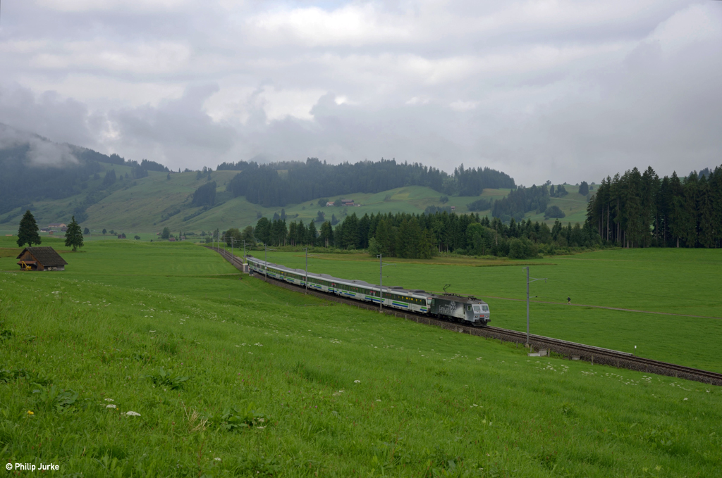 Re 446 017-6 und Re 446 018-4 mit dem VAE 2567 (Luzern - St. Gallen) am 24.07.2016 zwischen Rothenthurm und Altmatt.
