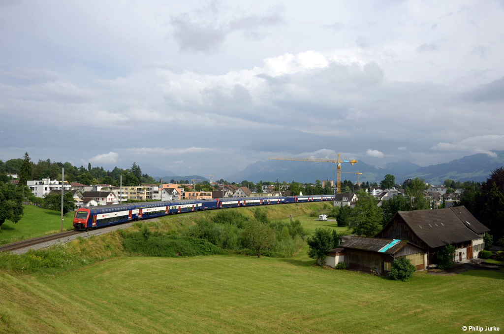 Re 450 035-1, Re 450 023-7 und Re 450 033-6 mit der S7 (Rapperswil - Winterthur) am 22.07.2016 bei Kempraten.
