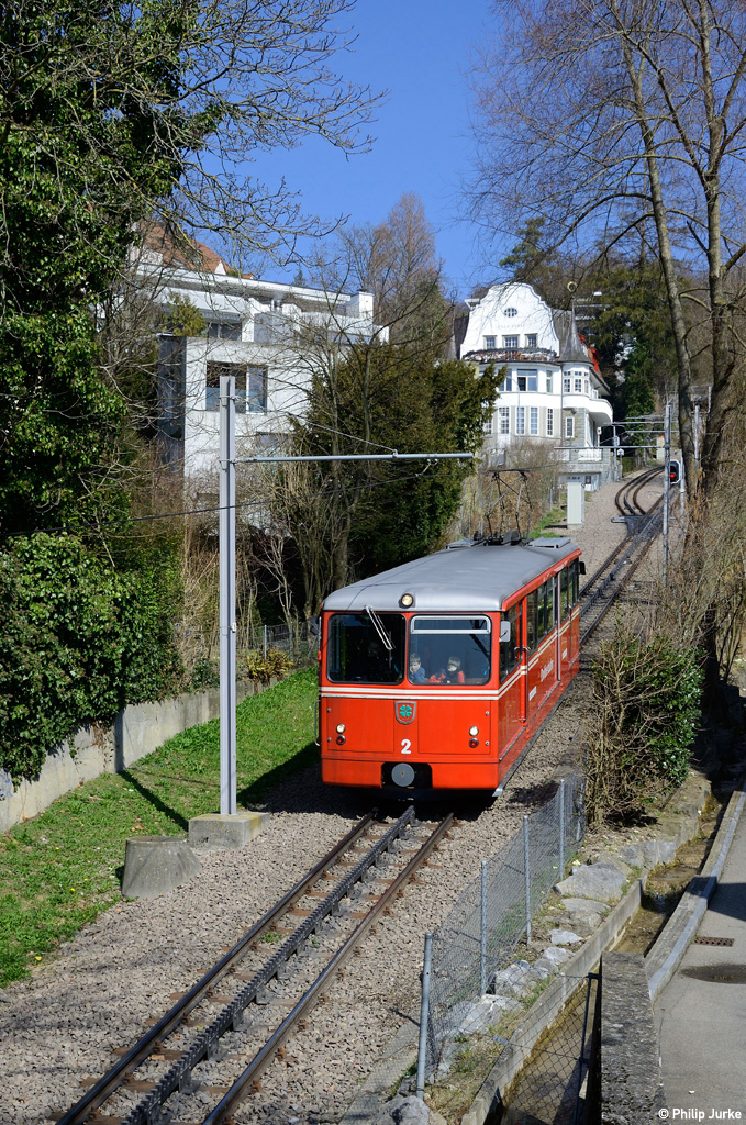 TW 2 der Dolderbahn als Linie 25 (Bergstation - Römerhof) am 19.03.2016 zwischen Waldhaus Dolder und Titlisstraße.
