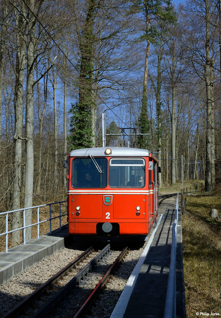 TW 2 der Dolderbahn als Linie 25 (Bergstation - Römerhof) am 19.03.2016 zwischen Bergstation und Waldhaus Dolder.