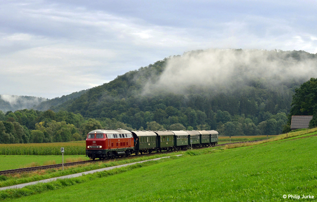 V160 002 mit dem DPE 74594 (Frankenberg(Eder) - Korbach) am 13.09.2015 bei Ederbringhausen.